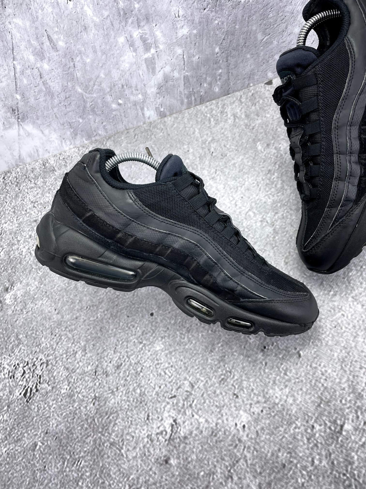 Nike Air Max 95 Essential Triple Black — buty sportowe męskie w bardzo dobrym stanie rozmiar 43, wewnętrzny panel lewego buta