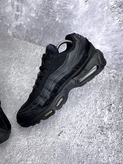 Nike Air Max 95 Essential Triple Black — buty sportowe męskie w bardzo dobrym stanie rozmiar 43, wewnętrzny panel prawego buta