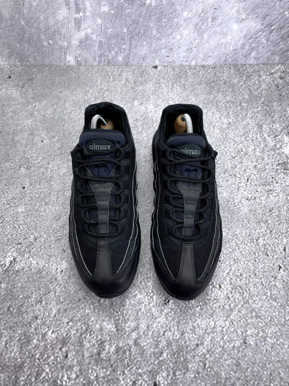Nike Air Max 95 Essential Triple Black — buty sportowe męskie w bardzo dobrym stanie rozmiar 43, widok z góry