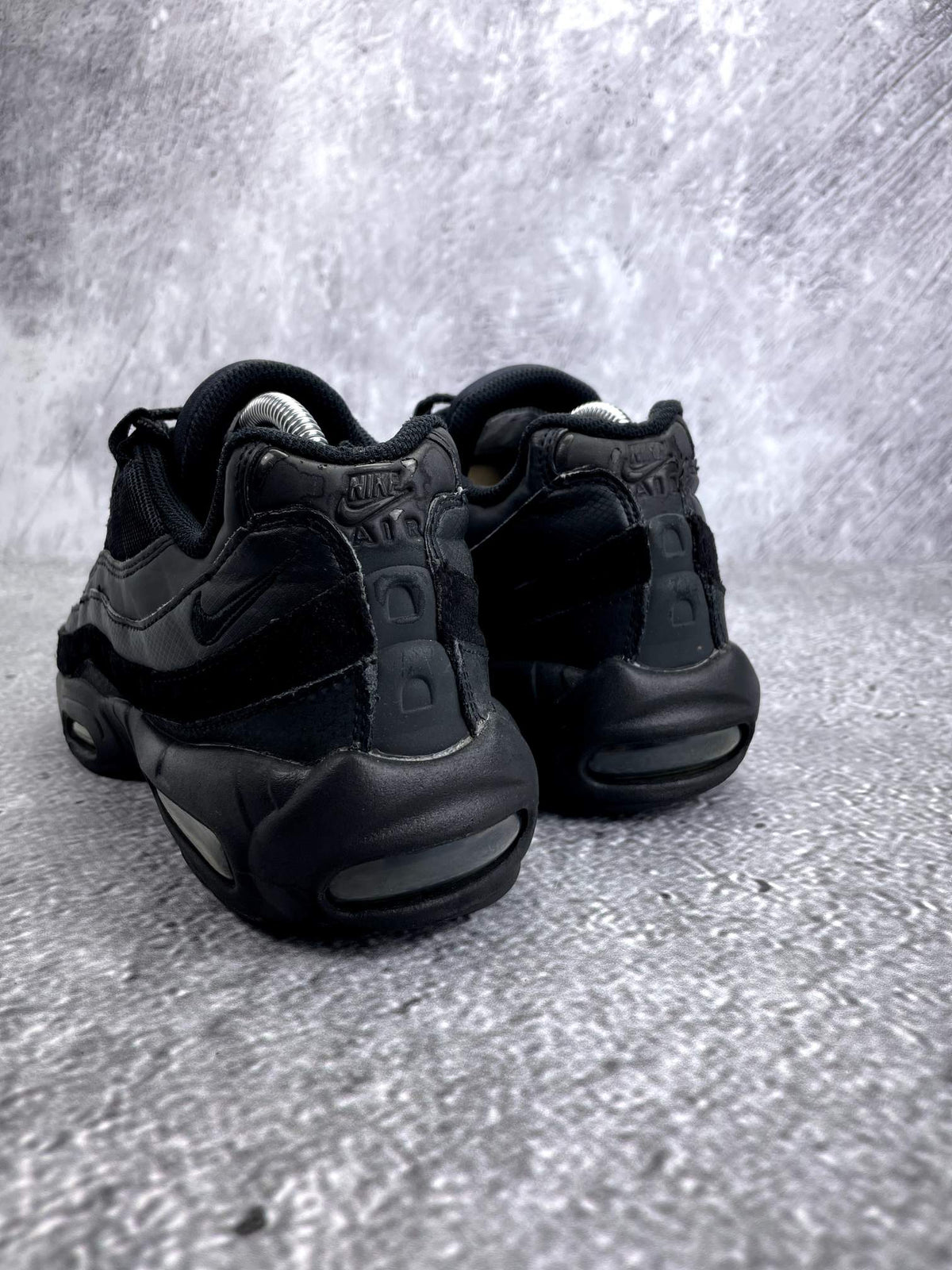 Nike Air Max 95 Essential Triple Black — buty sportowe męskie w bardzo dobrym stanie rozmiar 43, widok z tyłu