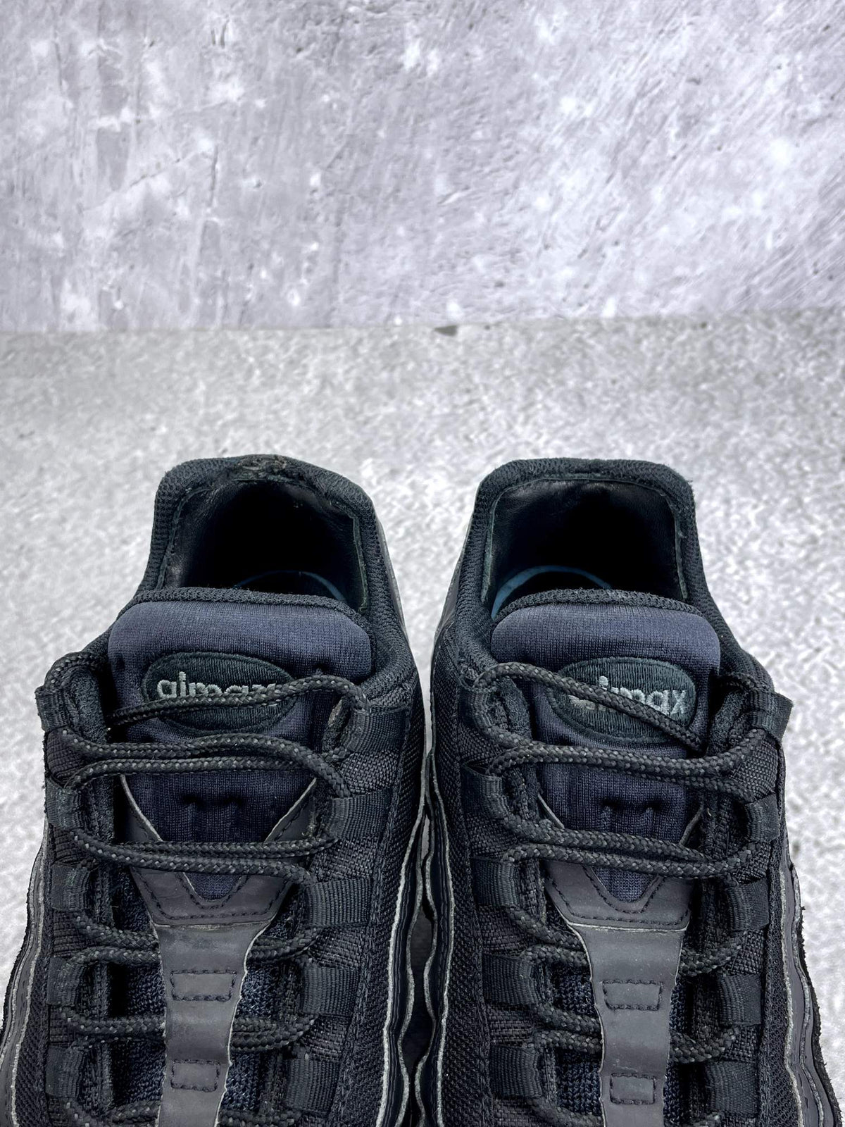 Nike Air Max 95 Essential Triple Black — buty sportowe męskie w bardzo dobrym stanie rozmiar 43, zapiętki butów