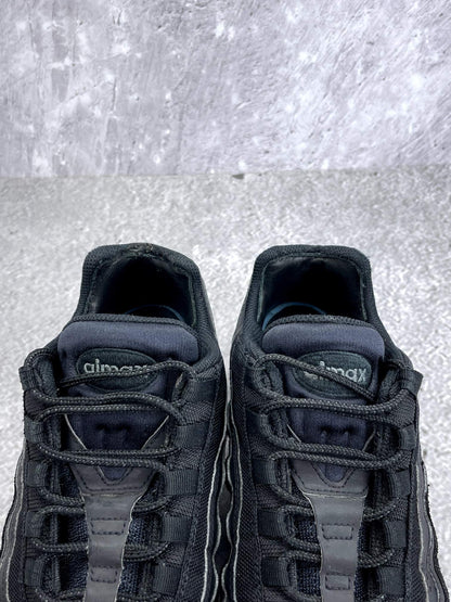 Nike Air Max 95 Essential Triple Black — buty sportowe męskie w bardzo dobrym stanie rozmiar 43, zapiętki butów