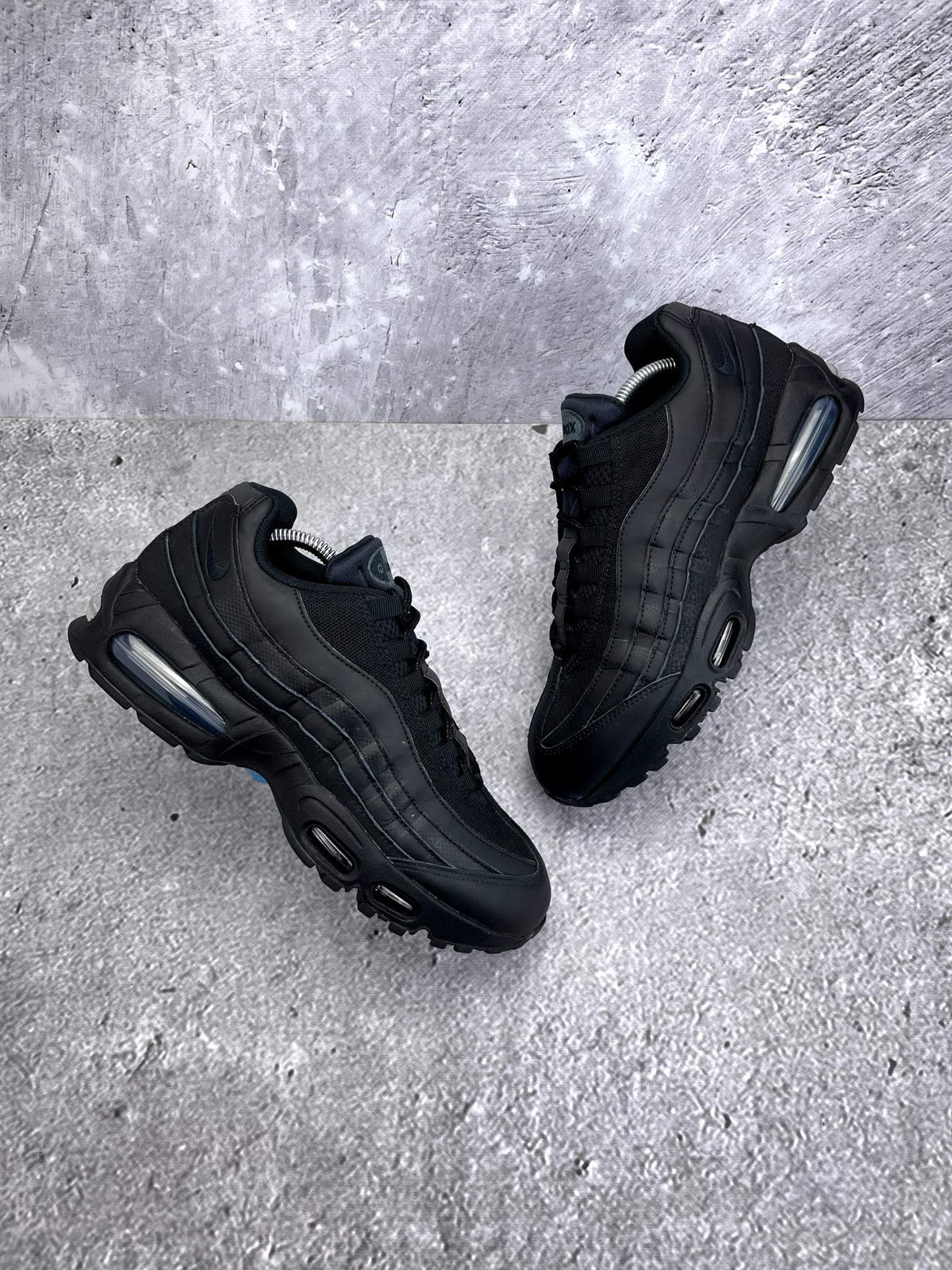 Nike Air Max 95 OG Black — buty sportowe męskie w bardzo dobrym stanie rozmiar 43, widok z góry na zewnętrzną stronę butów