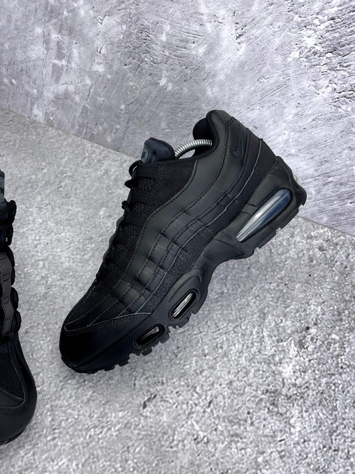 Nike Air Max 95 OG Black — buty sportowe męskie w bardzo dobrym stanie rozmiar 43, zewnętrzny panel prawego buta