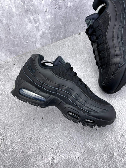 Nike Air Max 95 OG Black — buty sportowe męskie w bardzo dobrym stanie rozmiar 43, zewnętrzny panel lewego buta