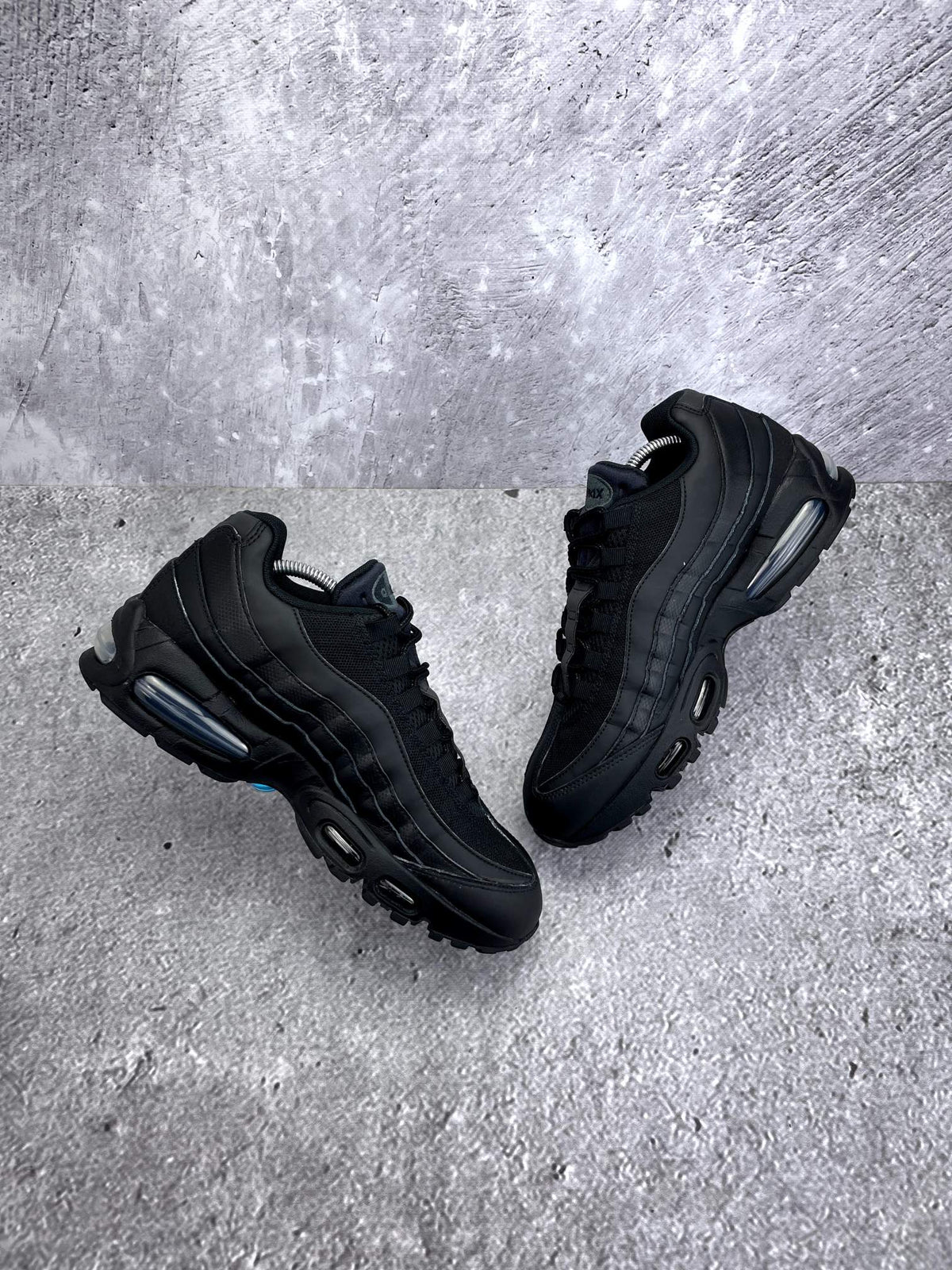 Nike Air Max 95 OG Black — buty sportowe męskie w bardzo dobrym stanie rozmiar 43, widok z góry na wewnętrzną stronę butów