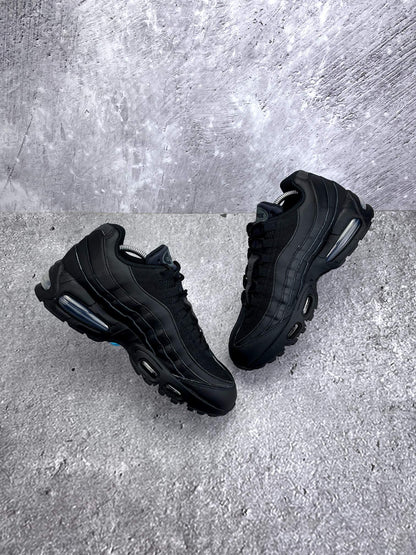 Nike Air Max 95 OG Black — buty sportowe męskie w bardzo dobrym stanie rozmiar 43, widok z góry na wewnętrzną stronę butów
