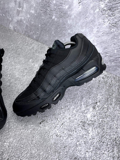 Nike Air Max 95 OG Black — buty sportowe męskie w bardzo dobrym stanie rozmiar 43, wewnętrzny panel prawego buta