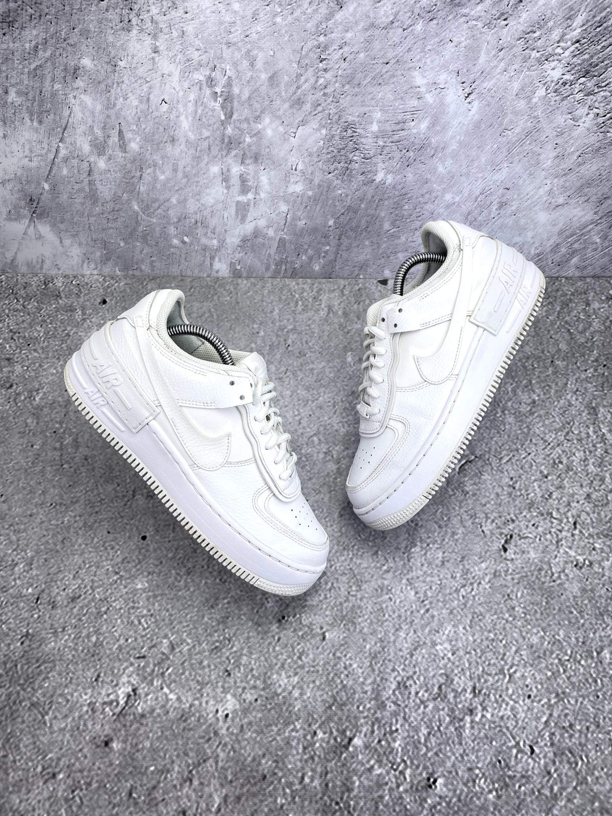 Nike Air Force 1 Shadow Triple White — buty sportowe damskie w bardzo dobrym stanie rozmiar 38.5, widok z góry na zewnętrzną stronę butów