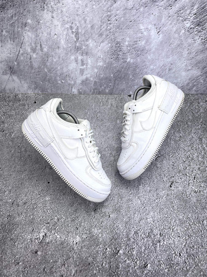 Nike Air Force 1 Shadow Triple White — buty sportowe damskie w bardzo dobrym stanie rozmiar 38.5, widok z góry na zewnętrzną stronę butów