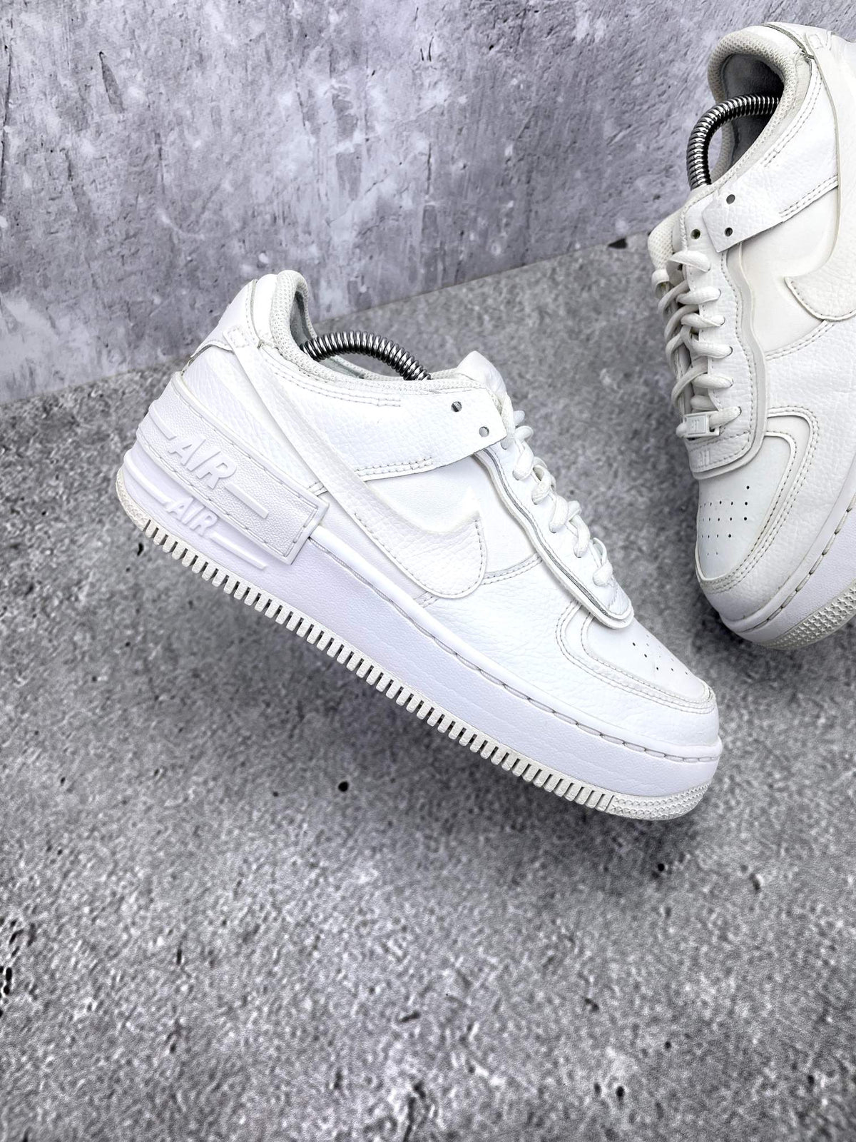 Nike Air Force 1 Shadow Triple White — buty sportowe damskie w bardzo dobrym stanie rozmiar 38.5, zewnętrzny panel prawego buta