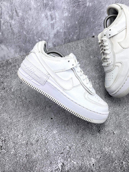 Nike Air Force 1 Shadow Triple White — buty sportowe damskie w bardzo dobrym stanie rozmiar 38.5, zewnętrzny panel prawego buta