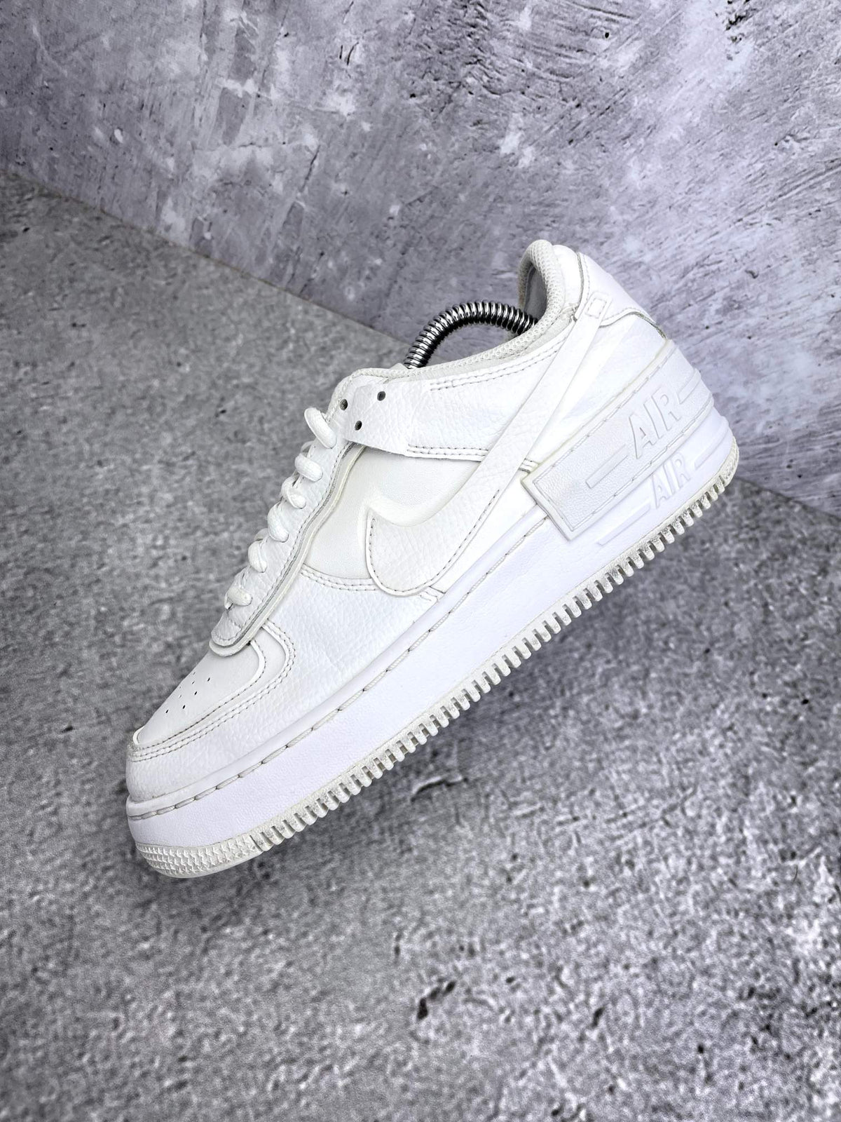 Nike Air Force 1 Shadow Triple White — buty sportowe damskie w bardzo dobrym stanie rozmiar 38.5, zewnętrzny panel lewego buta