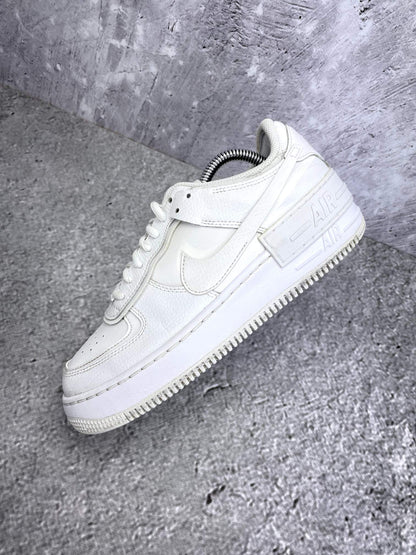 Nike Air Force 1 Shadow Triple White — buty sportowe damskie w bardzo dobrym stanie rozmiar 38.5, zewnętrzny panel lewego buta