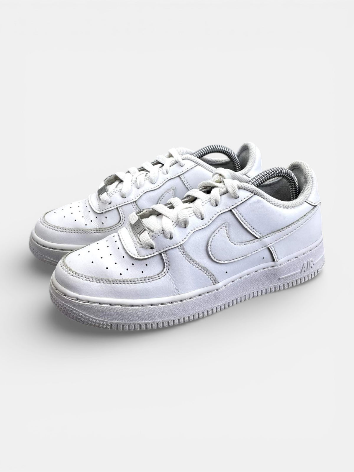 Nike Air Force 1 Low Triple White — buty sportowe damskie w bardzo dobrym stanie rozmiar 38, widok z boku