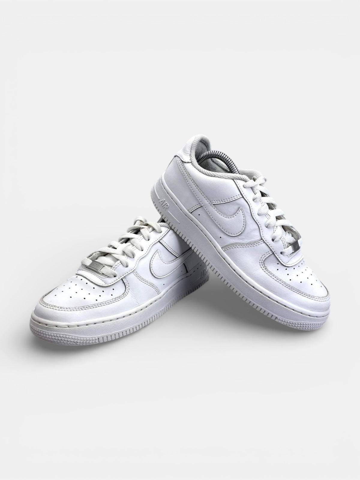 Nike Air Force 1 Low Triple White — buty sportowe damskie w bardzo dobrym stanie rozmiar 38, boczny profil