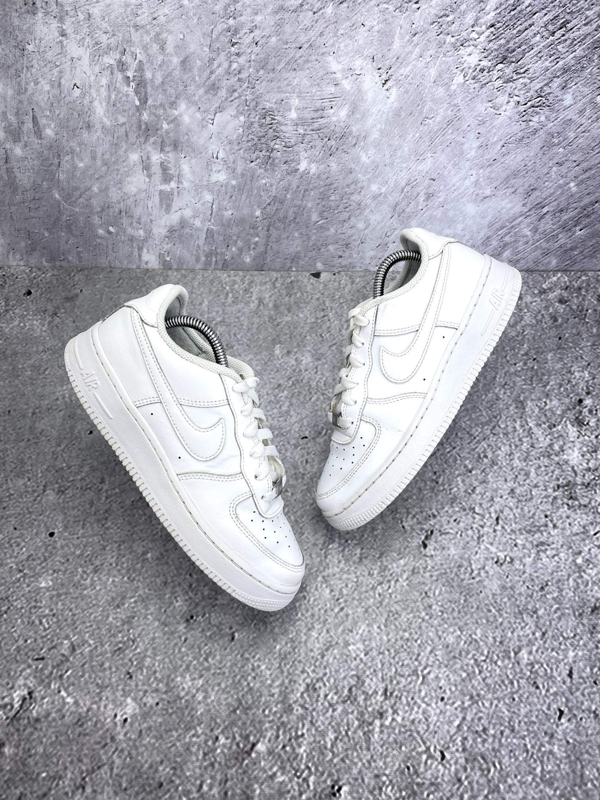 Nike Air Force 1 Low Triple White — buty sportowe damskie w bardzo dobrym stanie rozmiar 38, widok z góry na zewnętrzną stronę butów