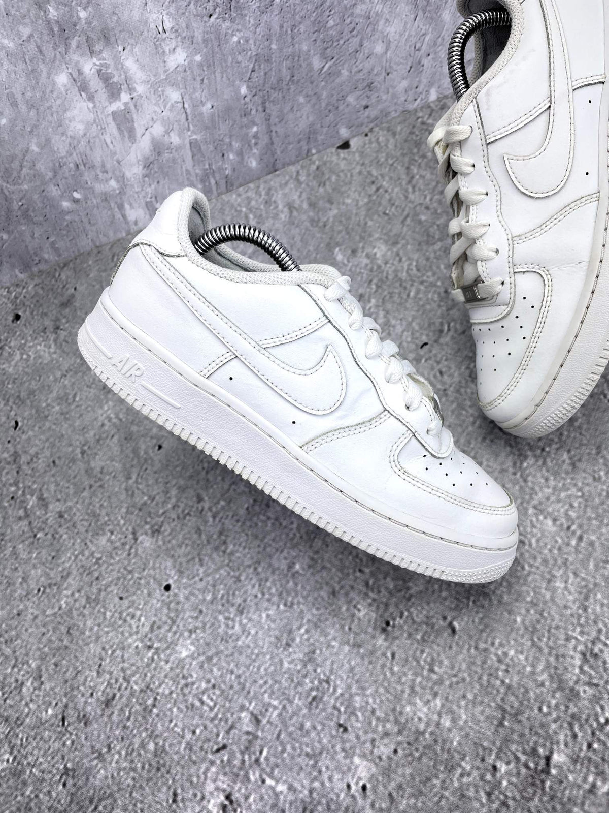 Nike Air Force 1 Low Triple White — buty sportowe damskie w bardzo dobrym stanie rozmiar 38, zewnętrzny panel prawego buta