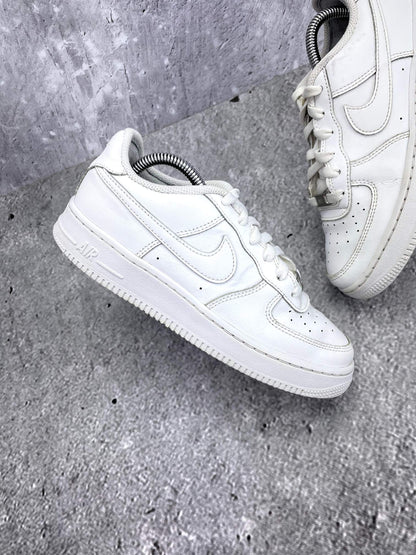 Nike Air Force 1 Low Triple White — buty sportowe damskie w bardzo dobrym stanie rozmiar 38, zewnętrzny panel prawego buta