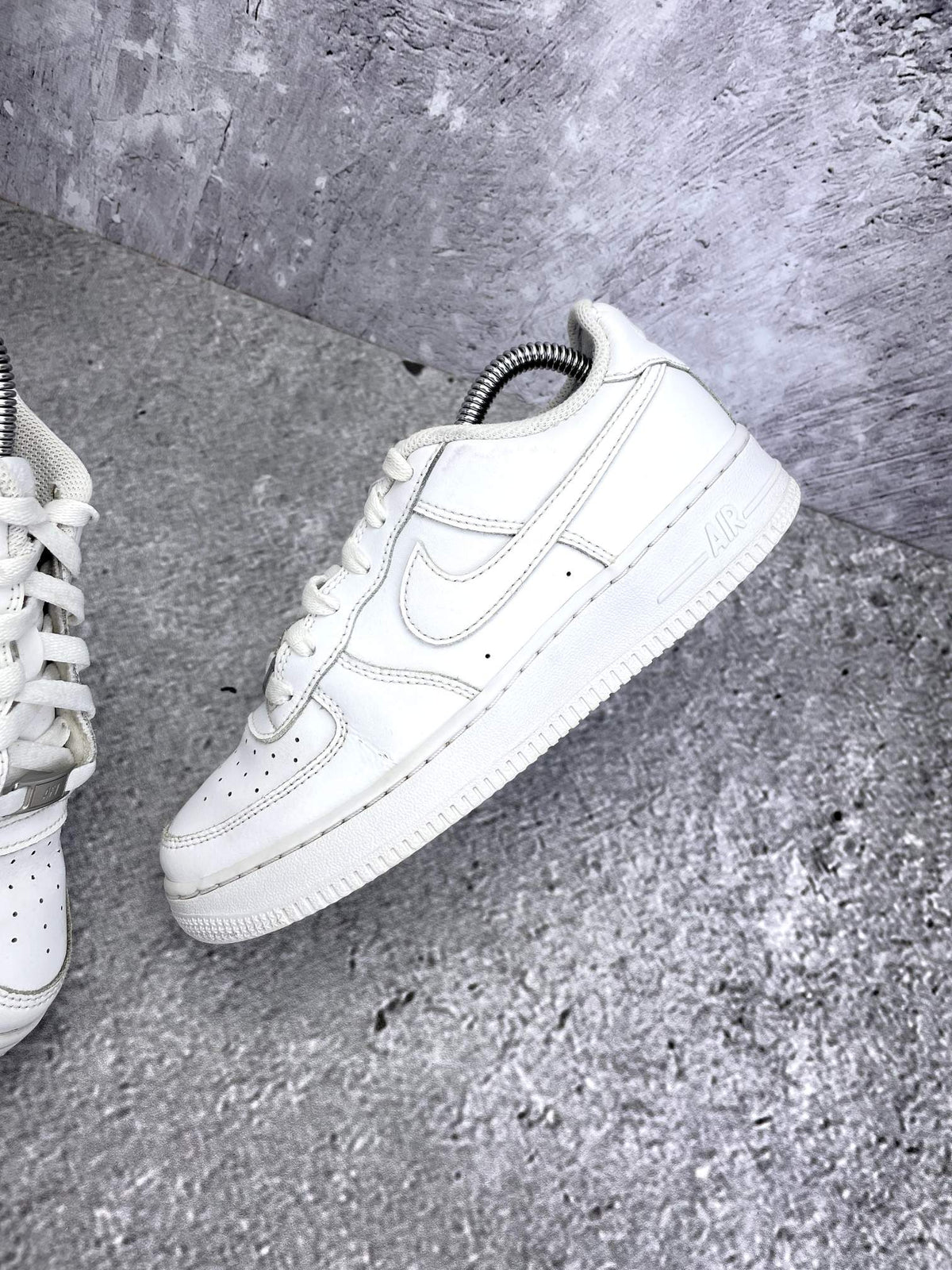 Nike Air Force 1 Low Triple White — buty sportowe damskie w bardzo dobrym stanie rozmiar 38, zewnętrzny panel lewego buta