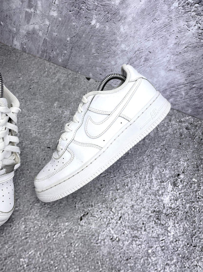 Nike Air Force 1 Low Triple White — buty sportowe damskie w bardzo dobrym stanie rozmiar 38, zewnętrzny panel lewego buta