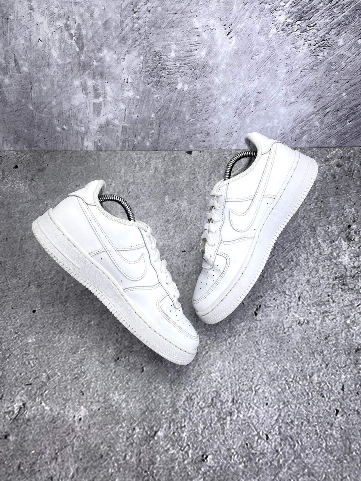 Nike Air Force 1 Low Triple White — buty sportowe damskie w bardzo dobrym stanie rozmiar 38, widok z góry na wewnętrzną stronę butów