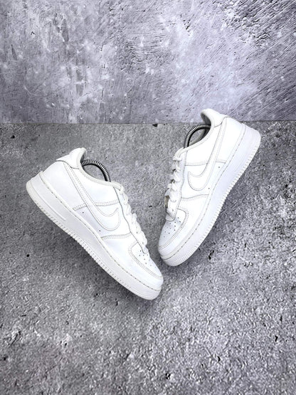 Nike Air Force 1 Low Triple White — buty sportowe damskie w bardzo dobrym stanie rozmiar 38, widok z góry na wewnętrzną stronę butów