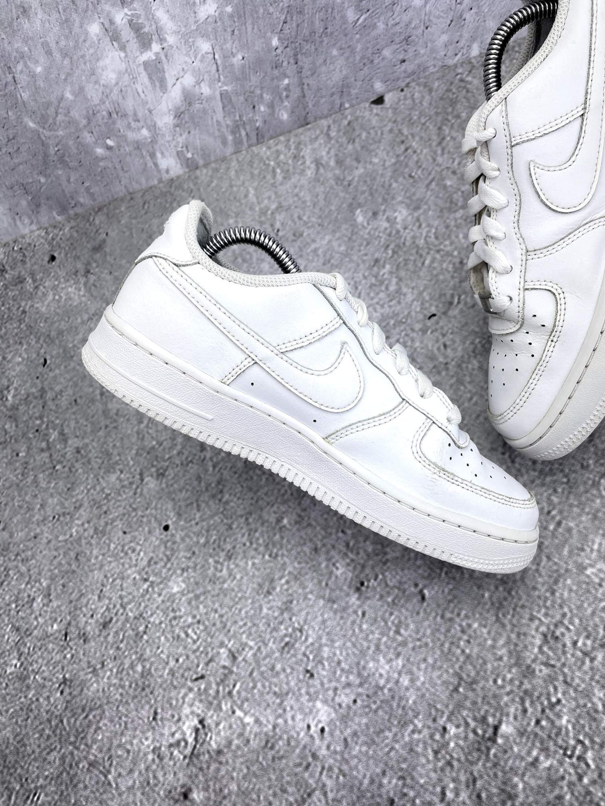 Nike Air Force 1 Low Triple White — buty sportowe damskie w bardzo dobrym stanie rozmiar 38, wewnętrzny panel lewego buta