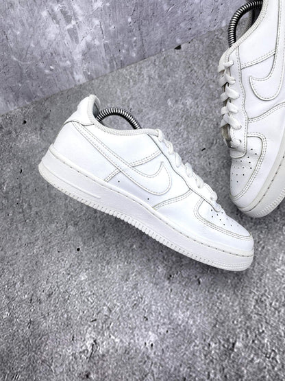 Nike Air Force 1 Low Triple White — buty sportowe damskie w bardzo dobrym stanie rozmiar 38, wewnętrzny panel lewego buta