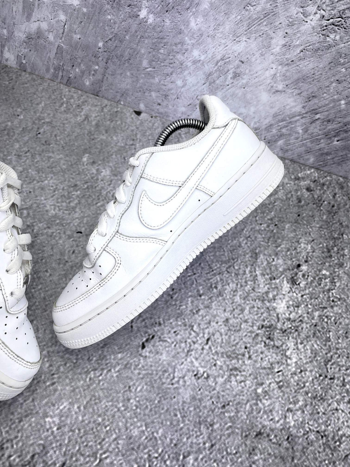 Nike Air Force 1 Low Triple White — buty sportowe damskie w bardzo dobrym stanie rozmiar 38, wewnętrzny panel prawego buta