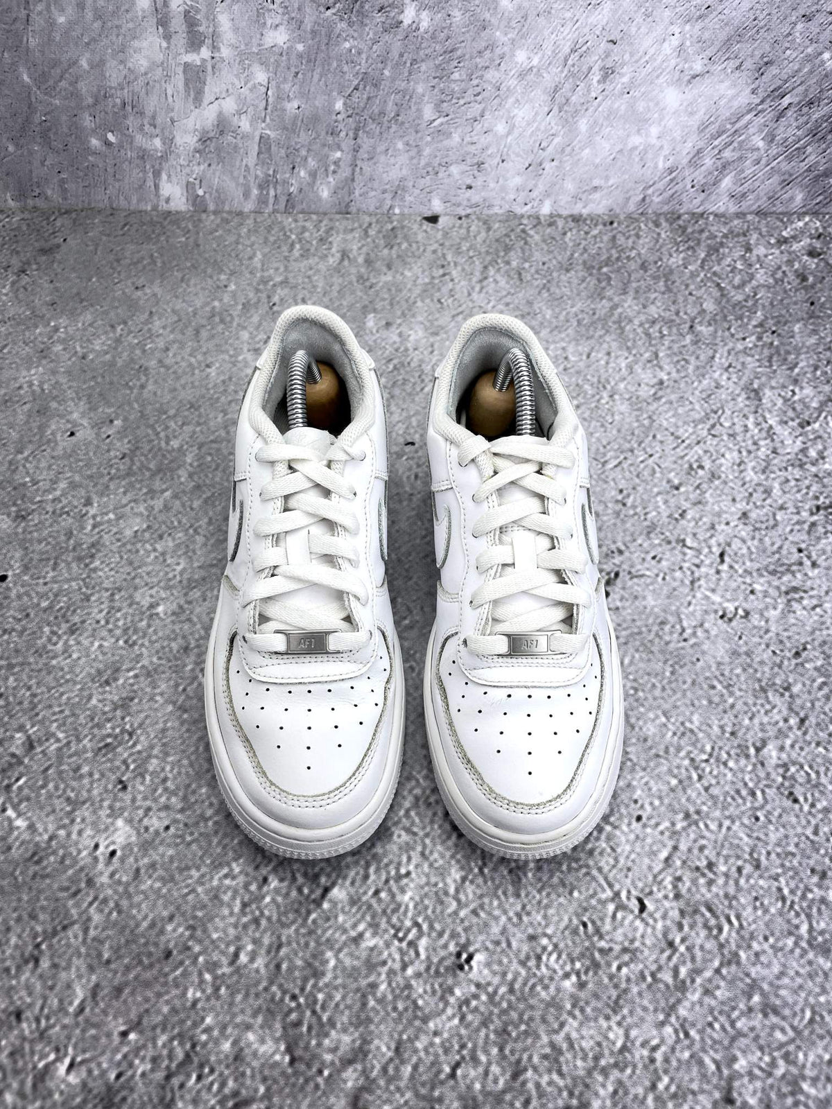 Nike Air Force 1 Low Triple White — buty sportowe damskie w bardzo dobrym stanie rozmiar 38, widok z góry