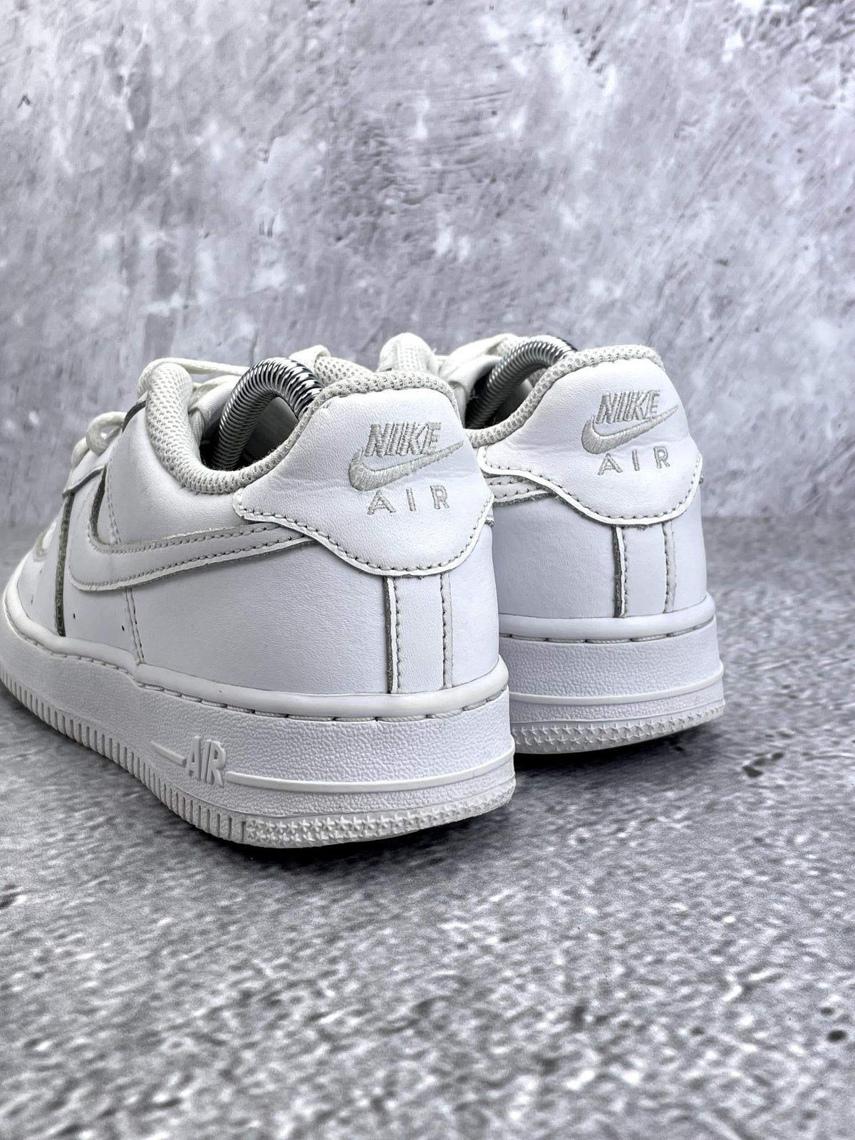 Nike Air Force 1 Low Triple White — buty sportowe damskie w bardzo dobrym stanie rozmiar 38, widok z tyłu