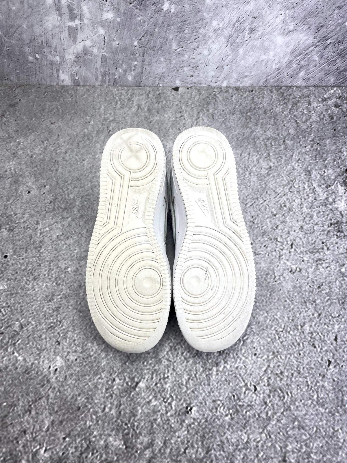 Nike Air Force 1 Low Triple White — buty sportowe damskie w bardzo dobrym stanie rozmiar 38, podeszwa