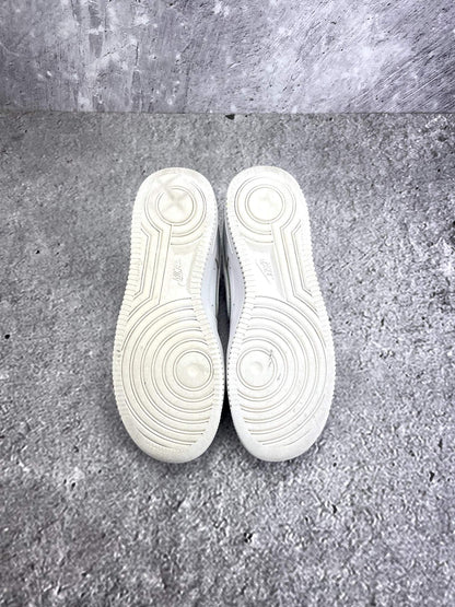 Nike Air Force 1 Low Triple White — buty sportowe damskie w bardzo dobrym stanie rozmiar 38, podeszwa