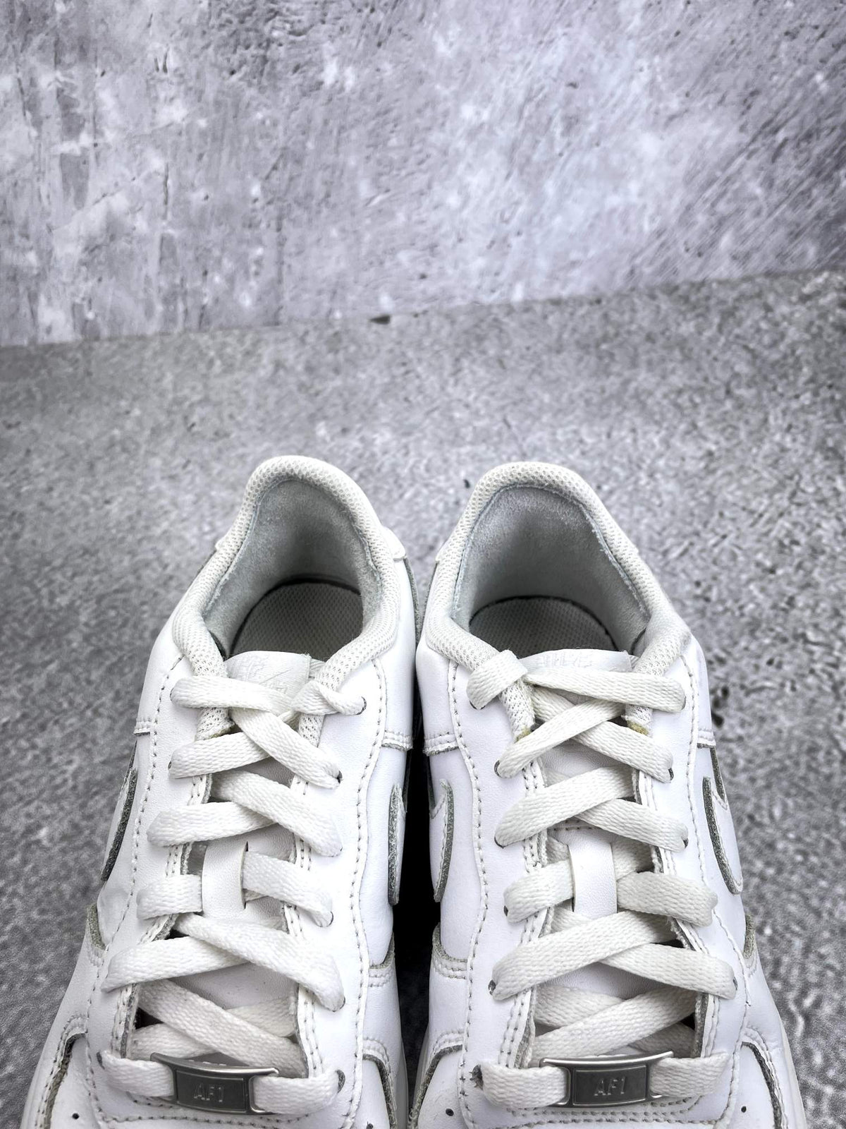 Nike Air Force 1 Low Triple White — buty sportowe damskie w bardzo dobrym stanie rozmiar 38, zapiętki butów