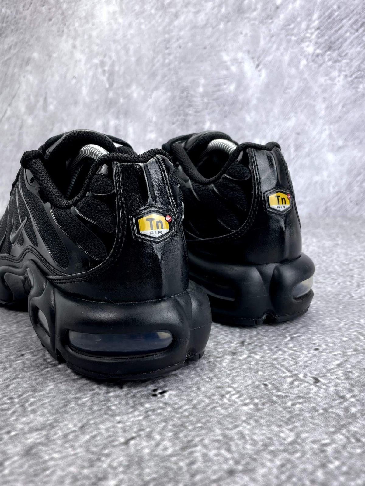 Nike Air Max Plus Triple Black — buty sportowe męskie w bardzo dobrym stanie rozmiar 43, widok z góry