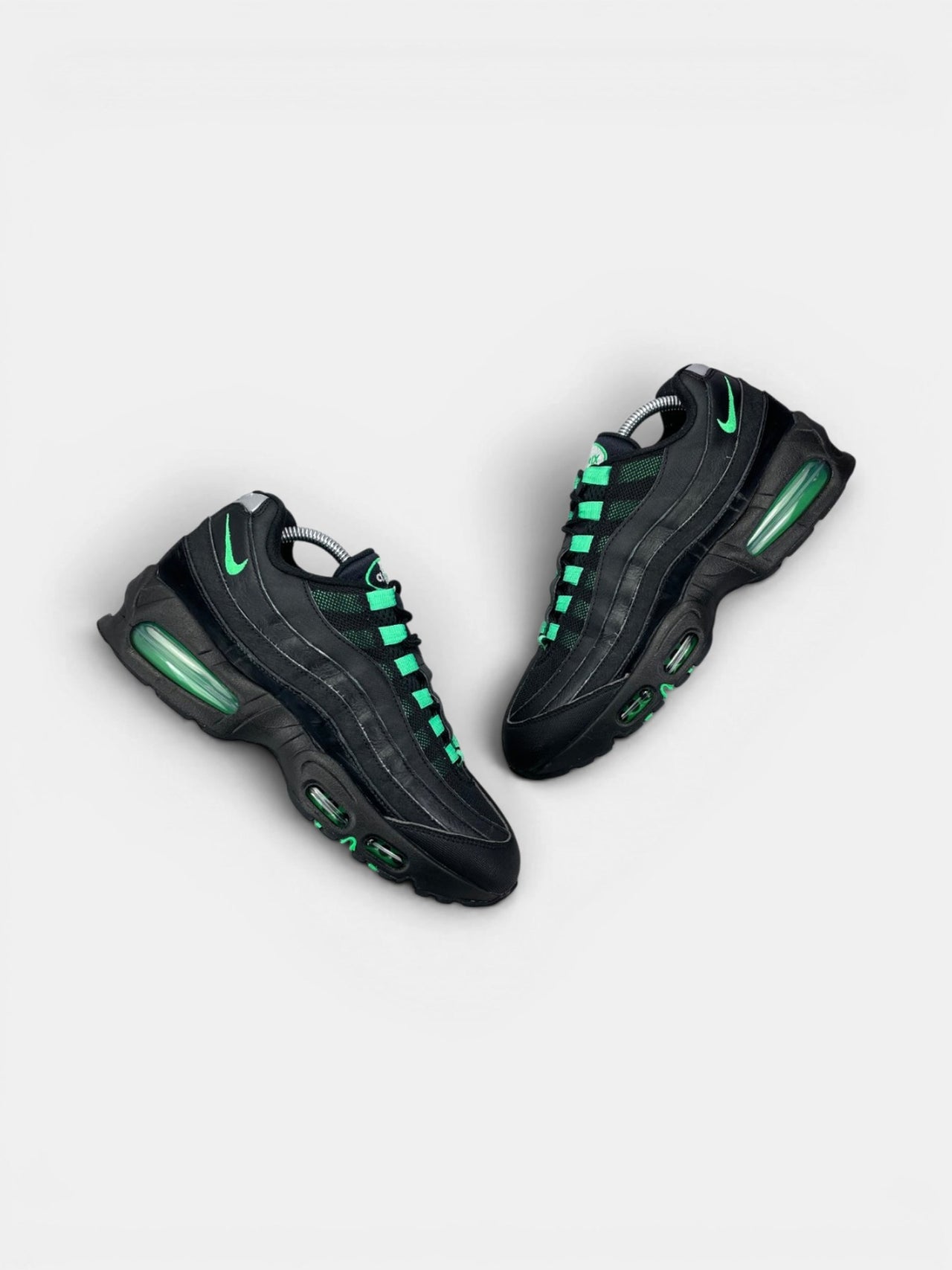 Nike Air Max 95 Green Shock — buty sportowe męskie w bardzo dobrym stanie rozmiar 42, widok z góry na zewnętrzną stronę butów