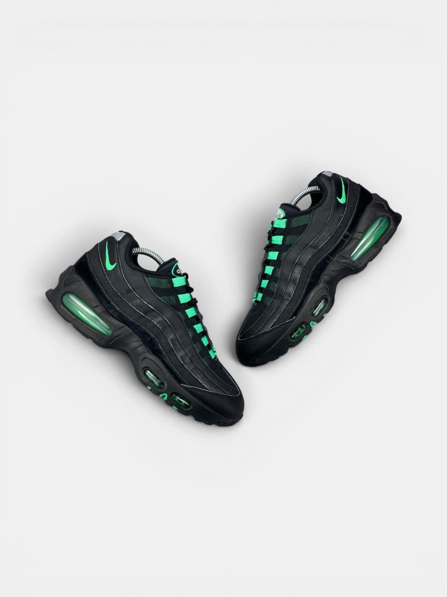 Nike Air Max 95 Green Shock — buty sportowe męskie w bardzo dobrym stanie rozmiar 42, widok z góry na zewnętrzną stronę butów