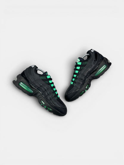 Nike Air Max 95 Green Shock — buty sportowe męskie w bardzo dobrym stanie rozmiar 42, zewnętrzny panel prawego buta