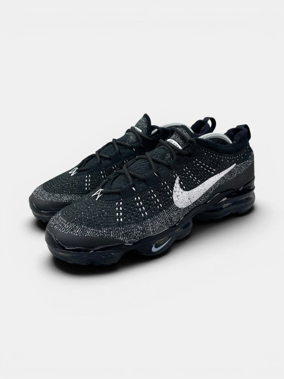 Nike Air VaporMax 2023 Flyknit Oreo — buty sportowe męskie w bardzo dobrym stanie rozmiar 44, widok z boku
