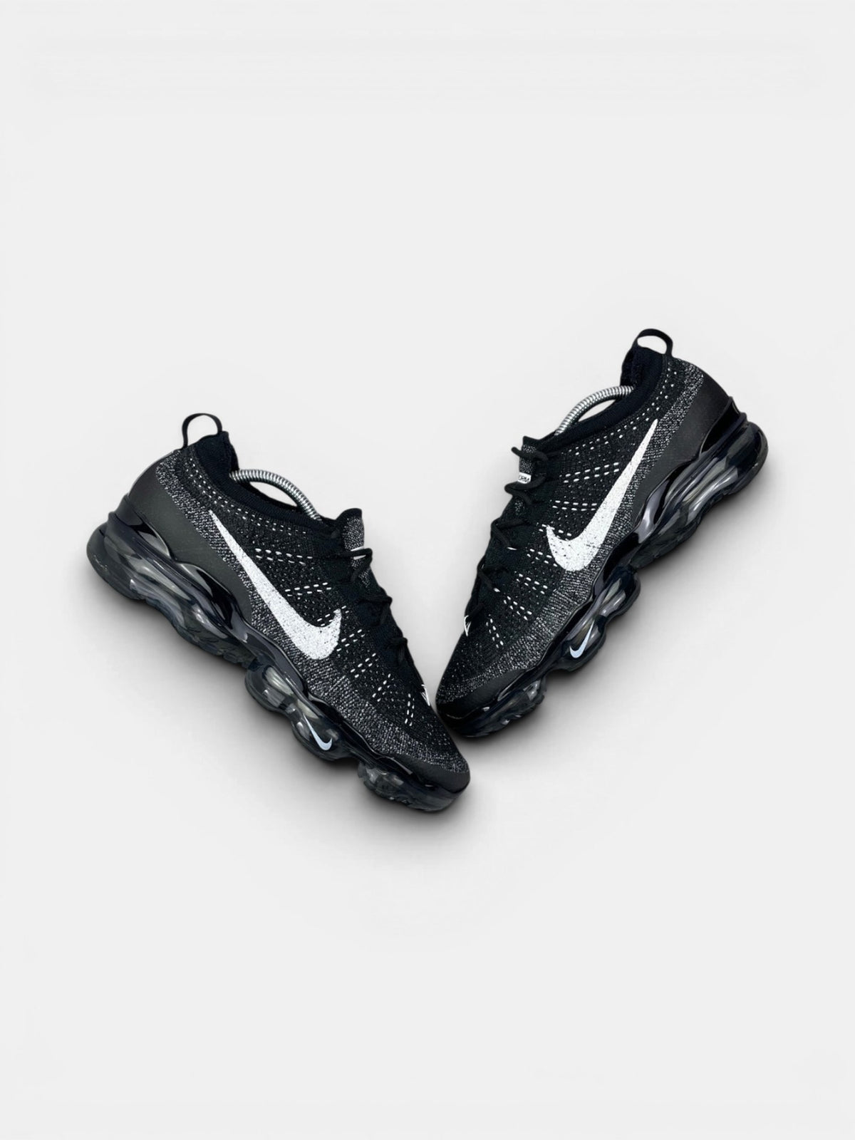 Nike Air VaporMax 2023 Flyknit Oreo — buty sportowe męskie w bardzo dobrym stanie rozmiar 44, widok z góry na zewnętrzną stronę butów