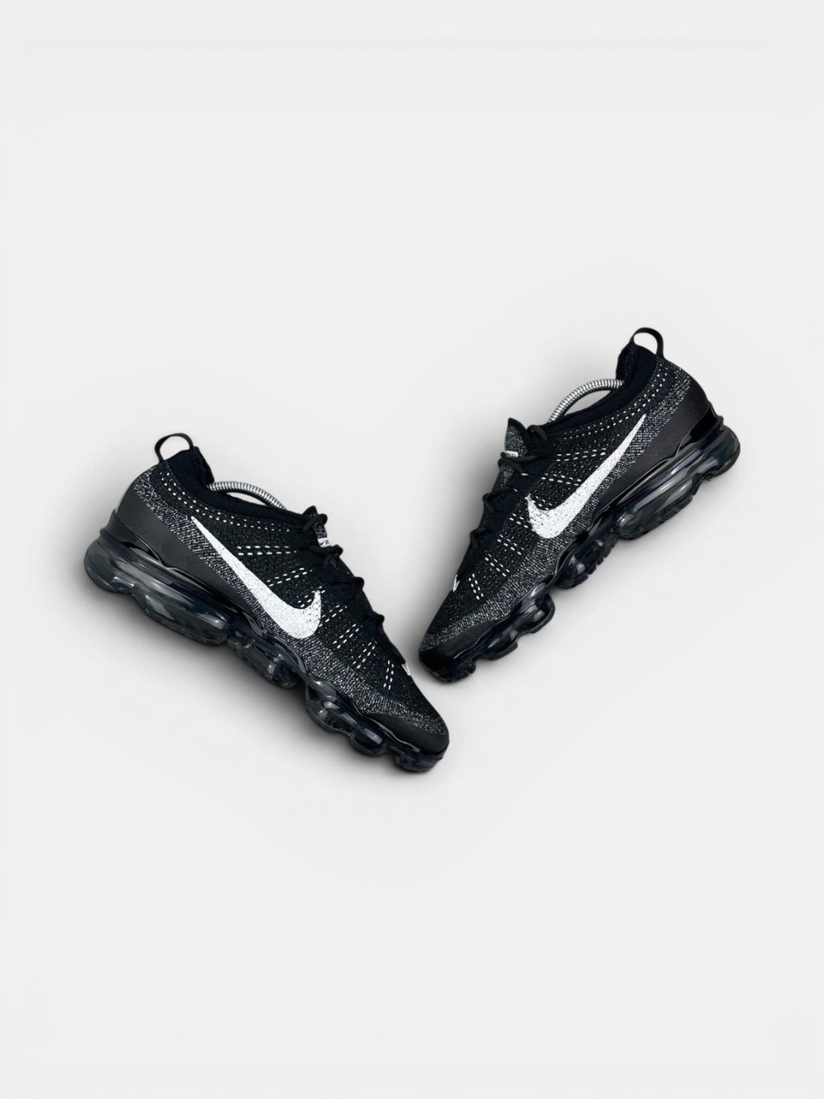 Nike Air VaporMax 2023 Flyknit Oreo — buty sportowe męskie w bardzo dobrym stanie rozmiar 44, zewnętrzny panel prawego buta