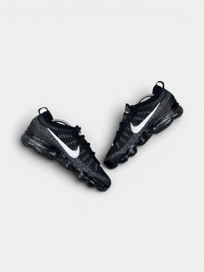 Nike Air VaporMax 2023 Flyknit Oreo — buty sportowe męskie w bardzo dobrym stanie rozmiar 44, zewnętrzny panel prawego buta