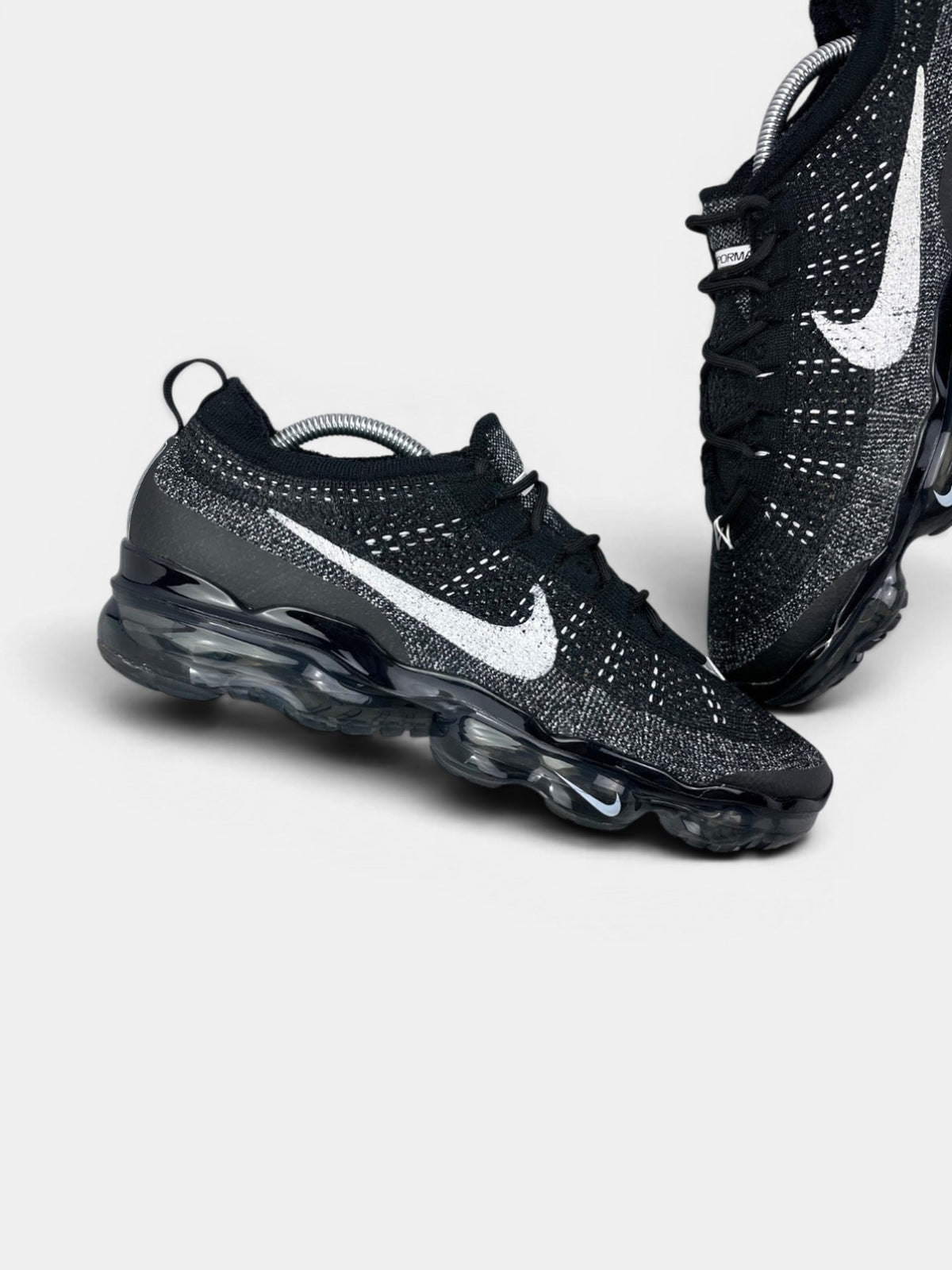 Nike Air VaporMax 2023 Flyknit Oreo — buty sportowe męskie w bardzo dobrym stanie rozmiar 44, zewnętrzny panel lewego buta