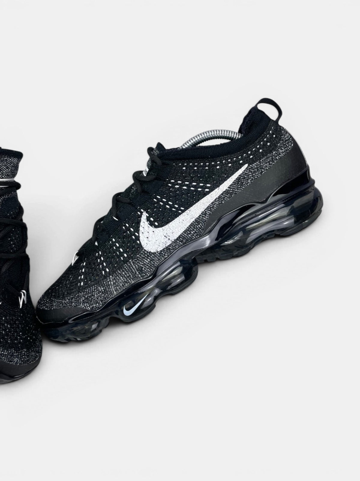 Nike Air VaporMax 2023 Flyknit Oreo — buty sportowe męskie w bardzo dobrym stanie rozmiar 44, widok z góry na wewnętrzną stronę butów