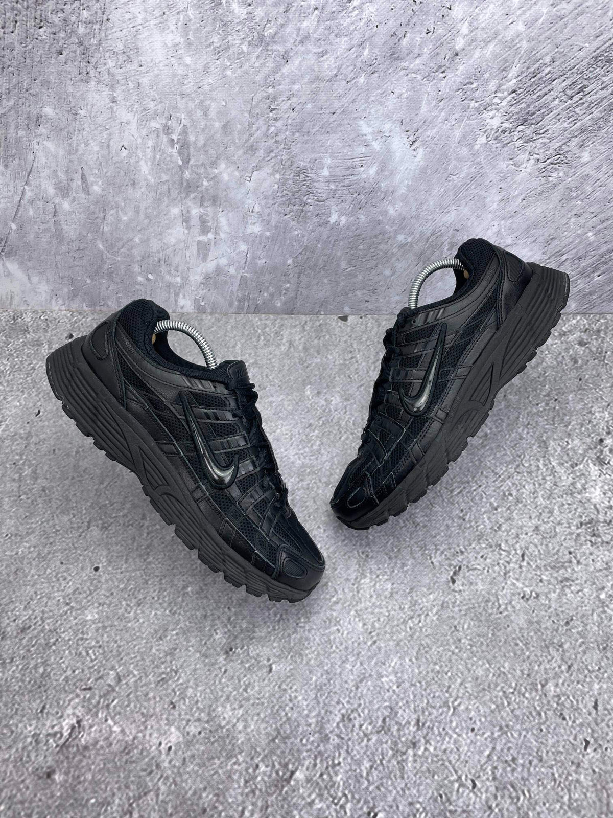 Nike P-6000 Black — buty sportowe męskie w bardzo dobrym stanie rozmiar 42, widok z góry na zewnętrzną stronę butów