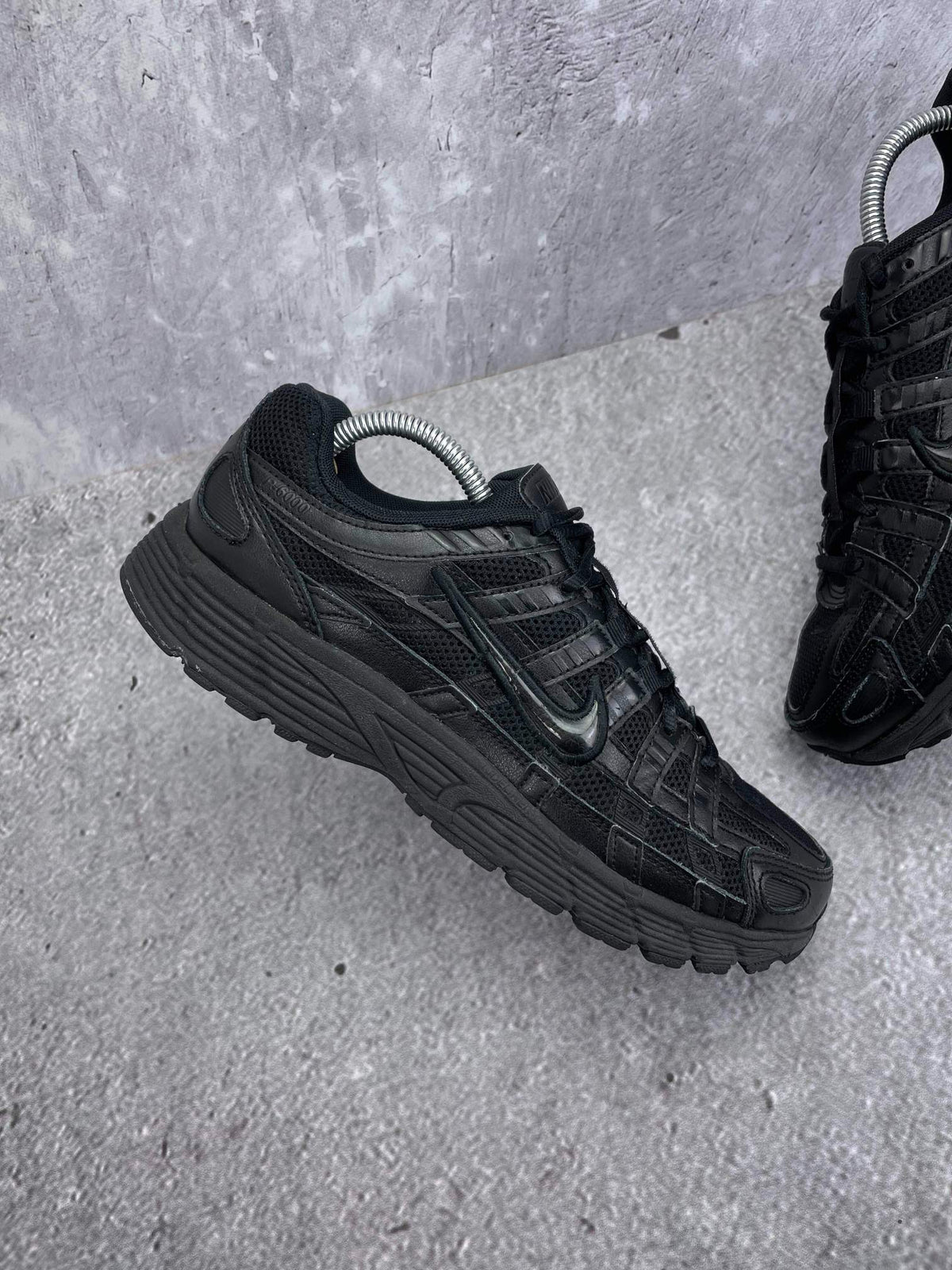Nike P-6000 Black — buty sportowe męskie w bardzo dobrym stanie rozmiar 42, zewnętrzny panel prawego buta