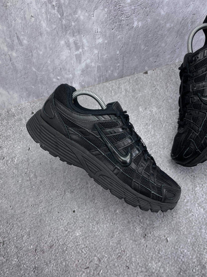 Nike P-6000 Black — buty sportowe męskie w bardzo dobrym stanie rozmiar 42, zewnętrzny panel prawego buta