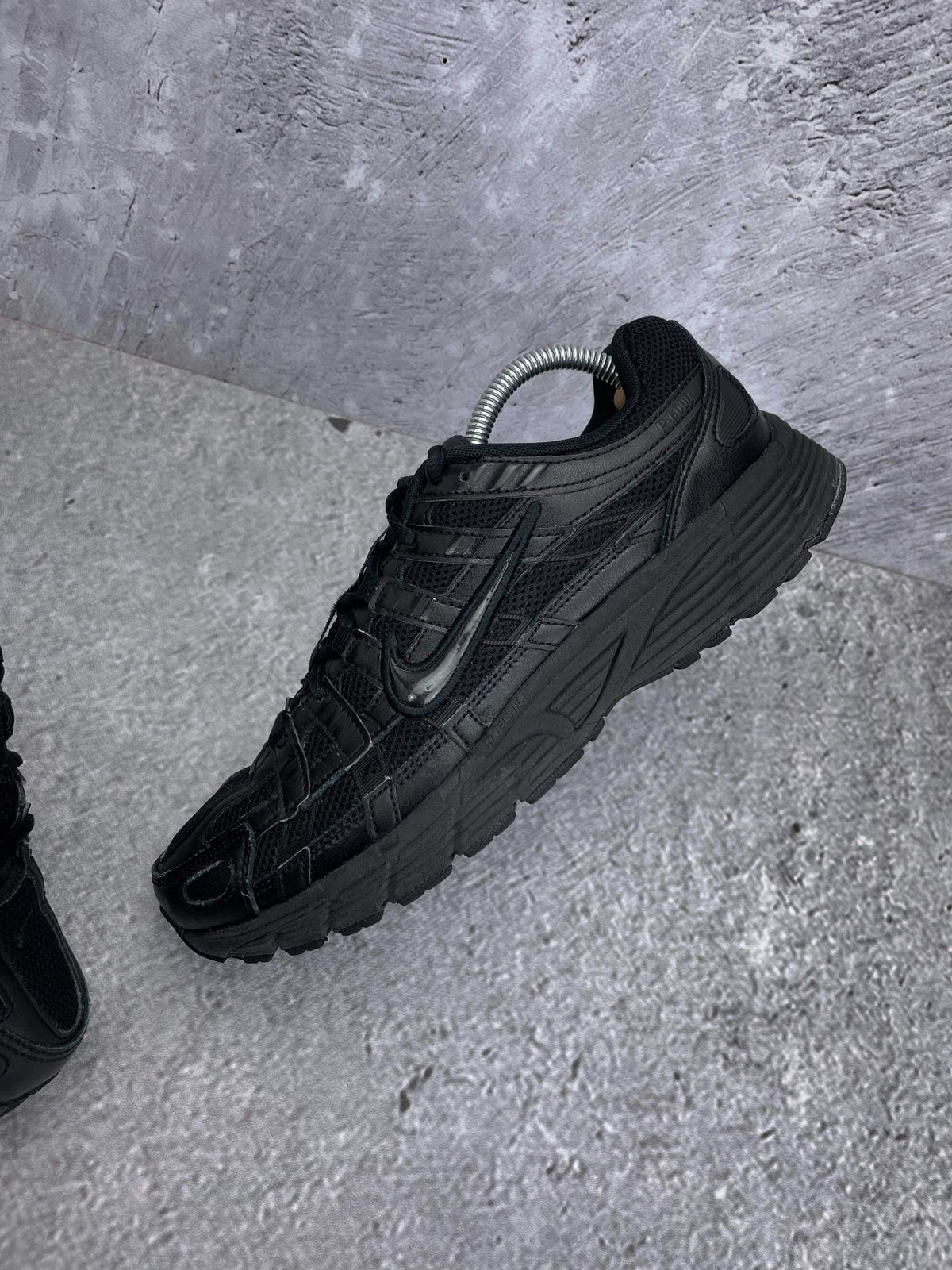 Nike P-6000 Black — buty sportowe męskie w bardzo dobrym stanie rozmiar 42, zewnętrzny panel lewego buta