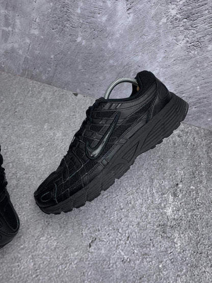 Nike P-6000 Black — buty sportowe męskie w bardzo dobrym stanie rozmiar 42, zewnętrzny panel lewego buta